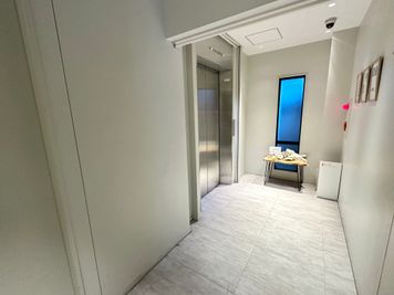 【共用扉入ってすぐ右にエレベーターがございます。2階までおあがりください。】 - INBOUND LEAGUE 2階 BIWAの入口の写真