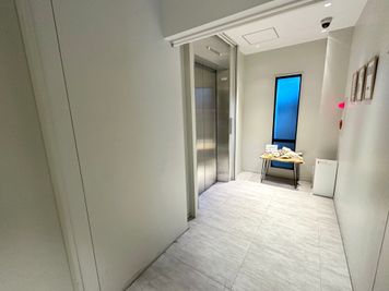 【共用扉入ってすぐ右にエレベーターがございます。2階までおあがりください。】 - INBOUND LEAGUE 【運営終了】2階 BIWAの入口の写真