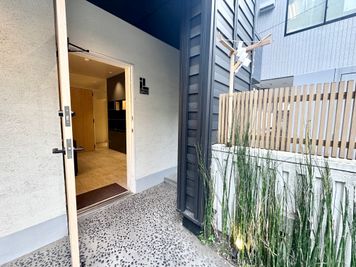 【ビル正面向かって右手の扉からお入り下さい。出入りはこちらの扉のみご利用ください。】 - INBOUND LEAGUE 【運営終了】2階 BIWAの入口の写真