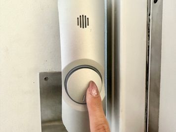 【室内から室外に出る際は丸いボタンを押して解錠してください】 - INBOUND LEAGUE 2階 BIWAの入口の写真