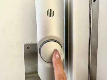 【室内から室外に出る際は丸いボタンを押して解錠してください】 - INBOUND LEAGUE 【運営終了】2階 BIWAの入口の写真