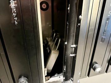 【ポストの中にキーボックスが入っています。BIWAと書かれたカードキーを取り出してください】 - INBOUND LEAGUE 【運営終了】2階 BIWAの入口の写真