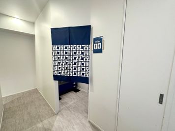 【お手洗いはスペース近くにございます】 - INBOUND LEAGUE 2階 BIWAの設備の写真