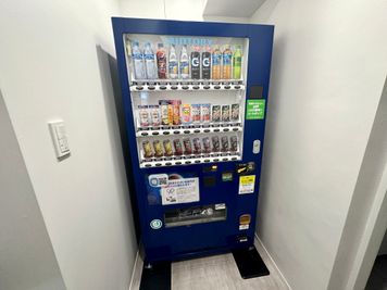 【自動販売機も設置されています♪】 - INBOUND LEAGUE 【運営終了】2階 BIWAの設備の写真