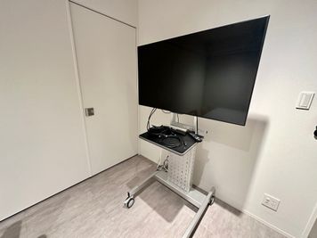 【50インチの大型モニターもお使いいただけます。複数人で同じ画面を見ながらの会議等にオススメです】 - INBOUND LEAGUE 【運営終了】2階 BIWAの設備の写真