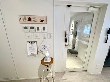 【室内に共用エアコンがあります。リモコンは入口入ってすぐ右の壁にございます】 - INBOUND LEAGUE 【運営終了】2階 BIWAの室内の写真