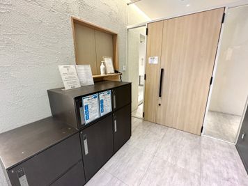 【カードキーを取り出したら共用扉左にあるパネルにカードキーをかざし、建物内にお入りください】 - INBOUND LEAGUE 2階 BIWAの入口の写真