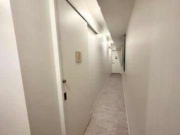 【1番手前のお部屋が当スペースです】 - INBOUND LEAGUE 2階 BIWAの入口の写真