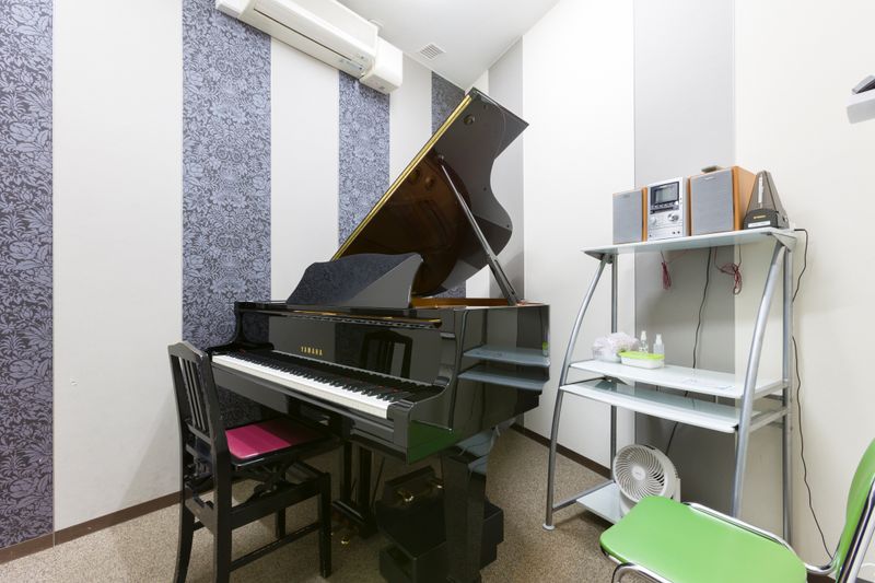 部屋内観　グランドピアノ1台(C3LA)、メトローム、ペダル付きピアノ足台あり - ミュージックアベニュー池袋 グランドピアノ防音部屋 21番教室の室内の写真