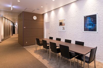 待合室 - ミュージックアベニュー池袋 グランドピアノ防音部屋 21番教室の設備の写真