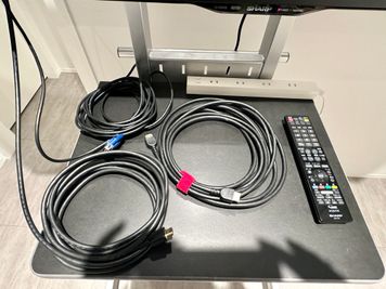 【HDMIケーブル、VGAケーブルと延長コードはモニター台に設置しています】 - INBOUND LEAGUE 2階 BILLUNDの設備の写真