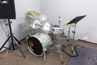 部屋内観　ドラムセット - ミュージックアベニュー池袋 ドラム防音部屋 17番教室の室内の写真