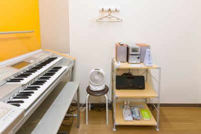 部屋内観　備品など - ミュージックアベニュー池袋 グランドピアノ・エレクトーン防音部屋 9番教室の室内の写真