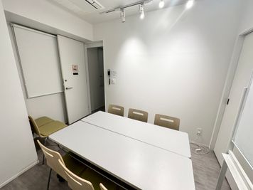 【6名着席可能、シンプルな会議室♪】 - INBOUND LEAGUE 2階 KOTOの室内の写真