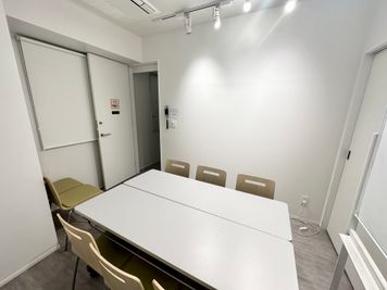 【6名着席可能、シンプルな会議室♪】 - INBOUND LEAGUE 【運営終了】2階 KOTOの室内の写真