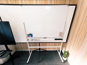 キャスター付きホワイトボード(90×120) - 会議室オアシス新大阪 新大阪駅徒歩2分★全設備無料★ニューオープンの設備の写真