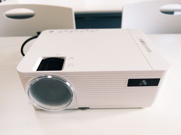 角度調節可能です。 - 会議室オアシス新大阪 新大阪駅徒歩2分★全設備無料★ニューオープンの設備の写真