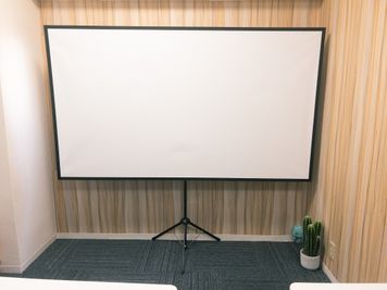 90インチスクリーン - 会議室オアシス新大阪 新大阪駅徒歩2分★全設備無料★ニューオープンの設備の写真