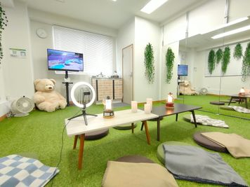 40インチモニターで各種配信サービスを利用可能です！芝に寝転がってのんびりお楽しみ下さい。 - パーソナルレンタルスタジオ モエギ市ヶ谷/Moegi市ヶ谷 大学オフィス街近スタジオ♪ヨガピラティスダンス練習レッスンに最適の室内の写真