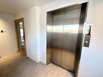 【8階でエレベーターを降ります】 - INBOUND LEAGUE 8階 Tatami Room & Terraceの入口の写真