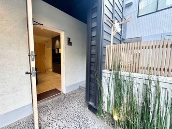 【ビル正面向かって右手の扉からお入り下さい。出入りはこちらの扉のみご利用ください。】 - INBOUND LEAGUE 8階 Tatami Room & Terraceの入口の写真