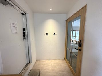 【右の扉がTatami Room、左の扉がTerraceです☆】 - INBOUND LEAGUE 8階 Tatami Room & Terraceの入口の写真