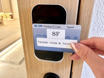 【ドアノブの上の電子錠（黒い機械）にカードキーをかざし、ドアを開けて中にお入りください。】 - INBOUND LEAGUE 8階 Tatami Room & Terraceの入口の写真