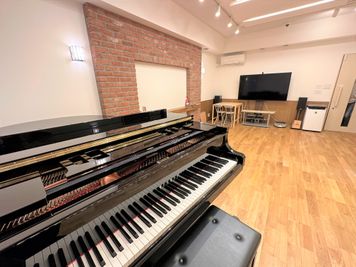 YAMAHA　C3X espressivo は、YAMAHAグランドピアノでも最新モデルの一つで、2023年生まれです。ぜひお試しください - 横浜とべ音楽館 横浜とべ音楽館【1-9名まで予約】駅前完全防音空間！楽器演奏最適の室内の写真