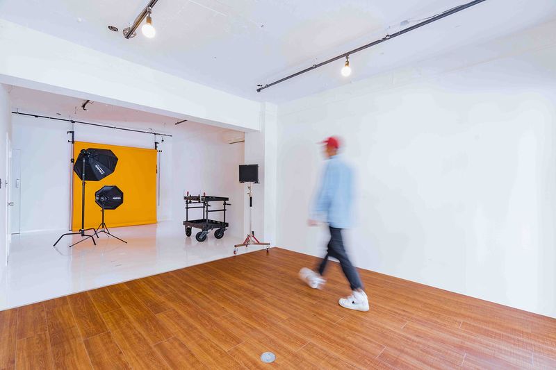 シンプルな2面スタジオです。白床：17㎡ /フローリング：16㎡  - LOBO Hamacho Studio 撮影スタジオ、レンタルスタジオの室内の写真