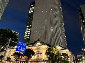 当施設を出て地上からみえる夜の歌舞伎座です✨
周辺環境は、このように素敵な雰囲気です♪ - ベンチャーデスク銀座５ (VD5)個室15の室内の写真