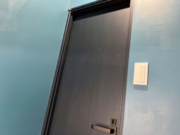 個室内側からみたドアです🚪
電気スイッチも各部屋についています - ベンチャーデスク銀座５ (VD5)個室15の室内の写真