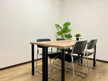 スペースは広々しています！
レイアウト変更もOKです◎ - ベンチャーデスク銀座５ 貸し会議室.N2　4名用　の室内の写真