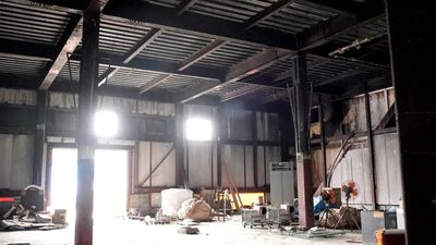 西からの光が1日を通して入るため昼間は比較的明るく時間ごとに雰囲気が変わるのでさまざまな情景が期待できる - 雰囲気抜群の廃墟とアスファルト舗装エリア　茨城県南部 雰囲気抜群の天井高コンクリート廃墟スペース 茨城県南部の室内の写真