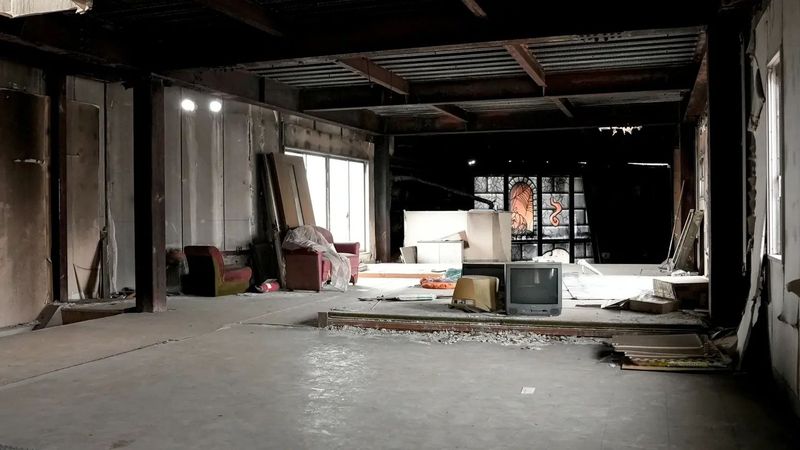 雰囲気抜群の天井高コンクリート廃墟スペース 茨城県南部 - 雰囲気抜群の廃墟とアスファルト舗装エリア　茨城県南部