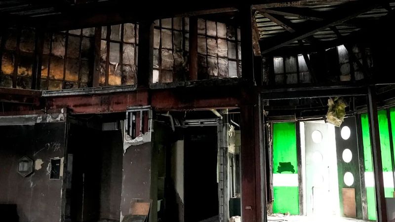 雰囲気抜群の天井高コンクリート廃墟スペース 茨城県南部 - 雰囲気抜群の廃墟とアスファルト舗装エリア　茨城県南部