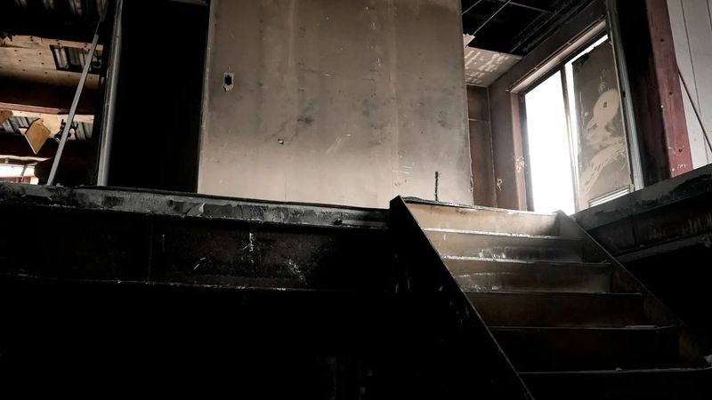 雰囲気抜群の天井高コンクリート廃墟スペース 茨城県南部 - 雰囲気抜群の廃墟とアスファルト舗装エリア　茨城県南部