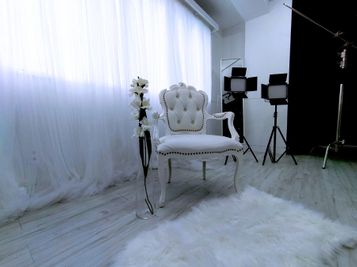 自然光たっぷり入るエレガントな白レース - STUDIOヒカリエノウラの室内の写真