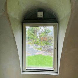 ドーム内の窓から　そば打ち体験ができる”大入長屋”のお庭が見えます。 - 糸島ドームハウスの室内の写真
