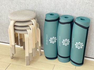 ◆椅子:4脚
◆ヨガマット:3枚
　使用時:188センチ×61センチ 厚さ:15㎜
　※ご利用後は椅子は重ねて、マットは折り畳みの上、元の場所にお戻しください - ダンススタジオ【ＧｒｅｅｎＡｃe３】 千葉駅ダンススタジオ【ＧｒｅｅｎＡｃｅ３】の設備の写真