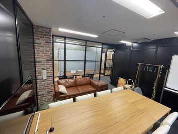 8人掛けデスク
2-3人用ソファー・オットマン有 - ベンチャーデスク銀座６ 貸し会議室.Cの室内の写真