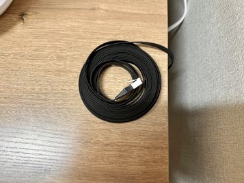 【机の上に、WiFiルーターと接続済みのLANケーブルもご用意していますので、簡単に有線接続が出来ます】 - 【閉店】テレワークブース門前仲町 協和ビル 【閉店】ブース28の設備の写真