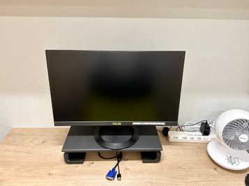 【全ての机にモニター、電源、卓上扇風機、6口電源タップをご用意しています】 - テレワークブース門前仲町 協和ビル ブース28の設備の写真