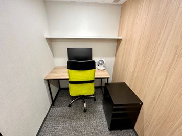 【最大2名でご利用いただけるので、2人で作業や勉強したいときなどにご活用いただけます】 - 【閉店】テレワークブース門前仲町 協和ビル 【閉店】ブース28の室内の写真