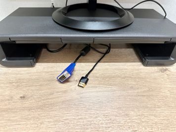 【モニターと接続済みのHDMIケーブル、VGAケーブルをご用意しております。その他の端子と接続されたい場合は変換機をご用意ください】 - 【閉店】テレワークブース門前仲町 協和ビル 【閉店】ブース28の設備の写真