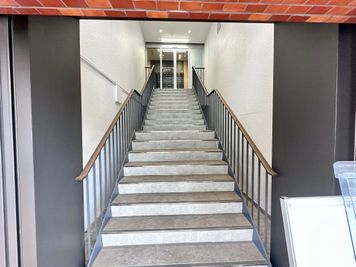 【こちらの階段で2階へ上がります】 - テレワークブース門前仲町 協和ビル ブース28の入口の写真