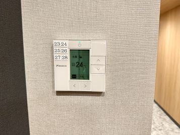 【空調設備のリモコンは廊下にあります。】 - テレワークブース門前仲町 協和ビル ブース28の設備の写真