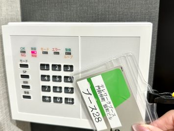 【共用扉の左側にセンサーがあります。白いセンサーにカードキーをかざすと共用扉が開きます】 - 【閉店】テレワークブース門前仲町 協和ビル 【閉店】ブース28の入口の写真