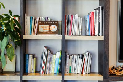 1500冊以上の書籍が読み放題 - WeBase 博多 コワーキングスペースの室内の写真