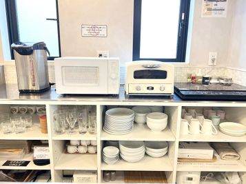 キッチンにある食器や電化製品は使い放題。 - WeBase 博多 コワーキングスペースの設備の写真