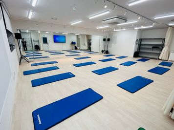 フィットネスマット１６枚を敷くことが可能です。 - スタジオneginegi スタジオneginegi 2階スタジオの室内の写真